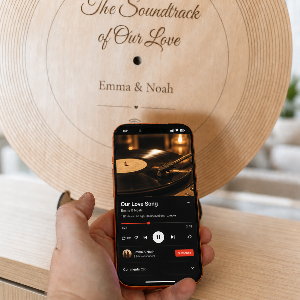 Holz-Schallplatte mit NFC beim Öffnen eines persönlichen Songs auf dem Smartphone