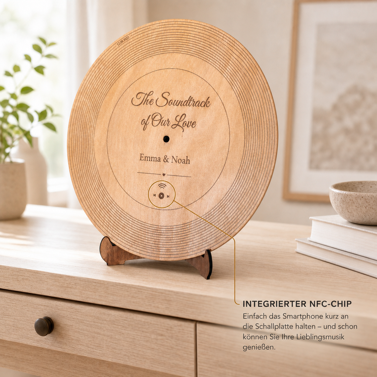 Personalisierte Schallplatte aus Holz mit integriertem NFC-Chip