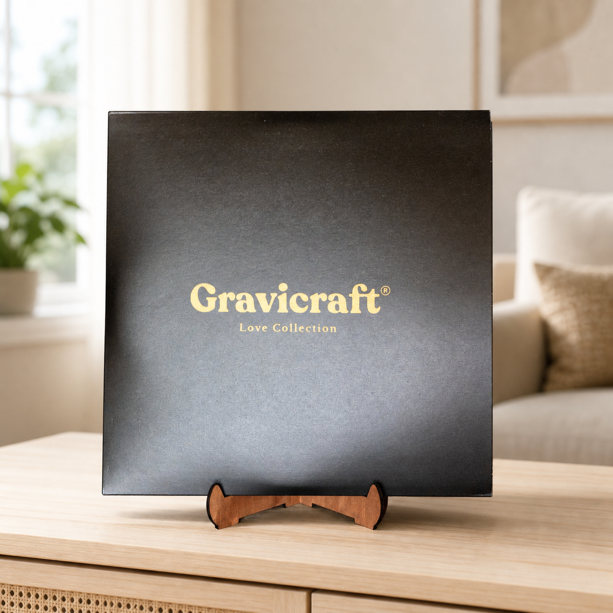 Personalisierte Holz-Schallplatte mit passender Geschenkverpackung im Wohnraum